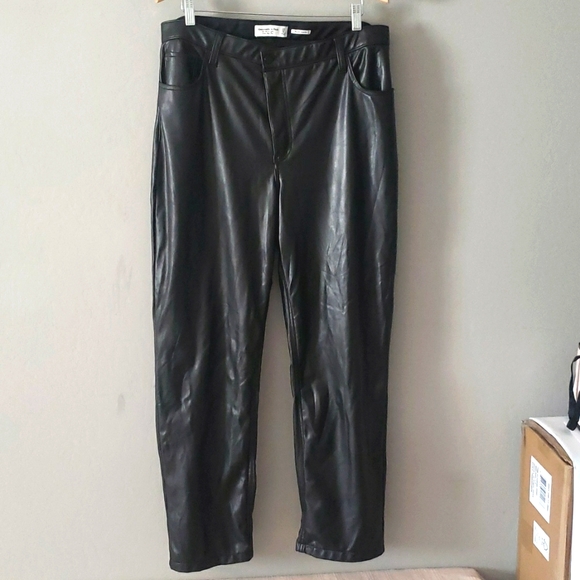 Abercrombie and Fitch The 90s Curve Love Ultra High Rise Vegan Leather Pant Blk - Picture 3 of 17